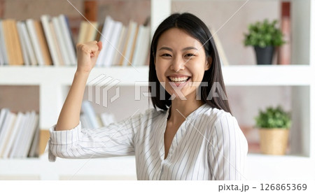 笑顔でガッツポーズする女性社員 126865369