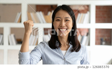 笑顔でガッツポーズする女性社員 笑顔でガッツポーズする女性社員 126865370