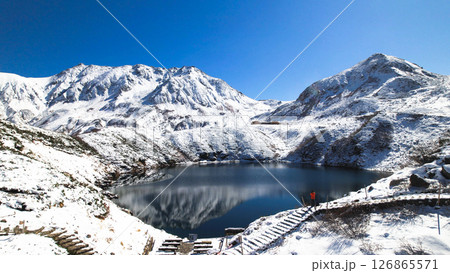 空撮　立山室堂平雪景色ミクリガ池と立山連峰 126865571
