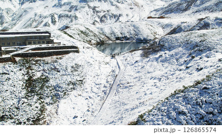 空撮 立山室堂平雪景色ミクリガ池と山小屋 空撮 立山室堂平雪景色ミクリガ池と山小屋 126865574