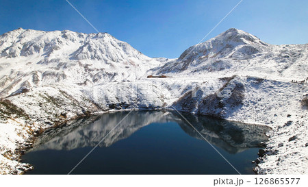 空撮 立山室堂平雪景色ミクリガ池と立山連峰 空撮 立山室堂平雪景色ミクリガ池と立山連峰 126865577