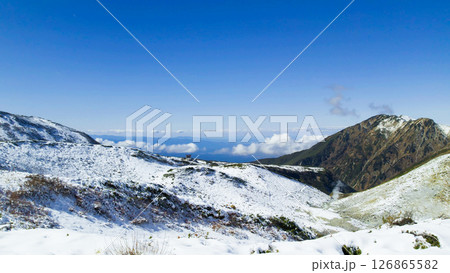 空撮 立山天狗平雪景色遥か遠くに能登半島の山並み 空撮 立山天狗平雪景色遥か遠くに能登半島の山並み 126865582