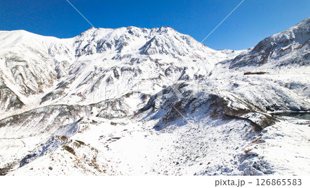 空撮　立山室堂平雪景色雪に埋もれた血の池と立山連峰 126865583