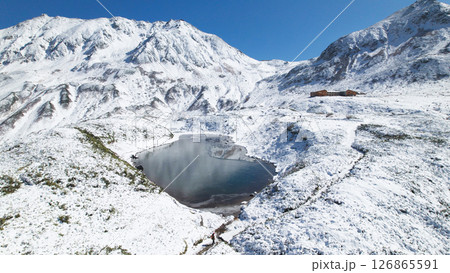 空撮 立山室堂平雪景色薄氷のミクリガ池と立山連峰 空撮 立山室堂平雪景色薄氷のミクリガ池と立山連峰 126865591