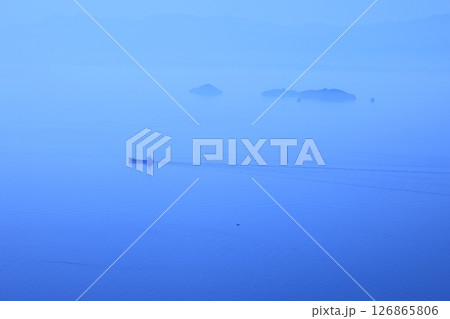 濃霧に包まれた瀬戸内の海と島々 126865806