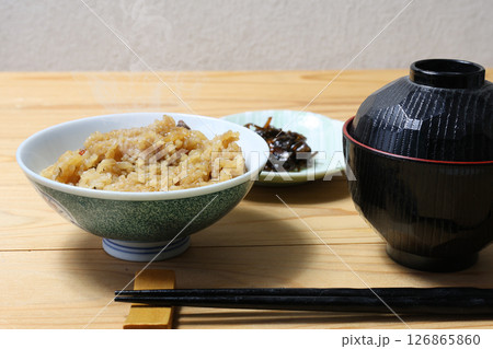 茶碗にもった炊き込みご飯 茶碗にもった炊き込みご飯 126865860