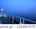 瀬戸内航路を進むフェリー 126865970