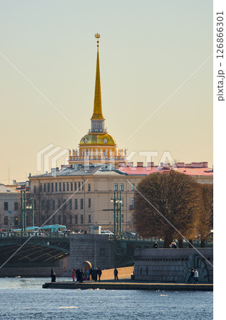 ice drift on the Neva River with a view of Admiralty building, Russia, St.Petersburg 126866301