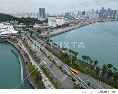 シンガポール港の遊歩道と臨海道路の空撮 126867176