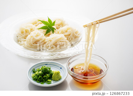 冷やし素麺を食べる 126867233