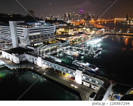シンガポール港のライトアップされた港湾の夜景空撮 126867294