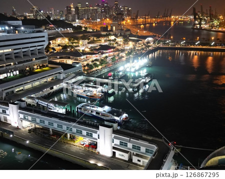 シンガポール港のライトアップされた港湾の夜景空撮 126867295