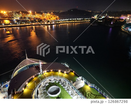 シンガポール港の上空から港湾の夜景空撮 シンガポール港の上空から港湾の夜景空撮 126867298