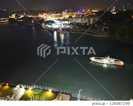 シンガポール港の上空から港湾の夜景空撮 126867299