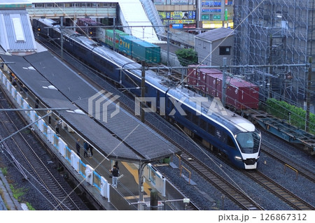 夜の西川口駅を通過するE261系電車_2025/6/30撮影 126867312