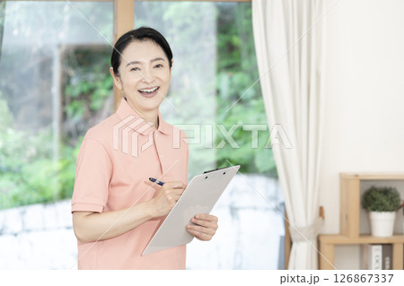 ミドル女性介護士　介護福祉士 126867337