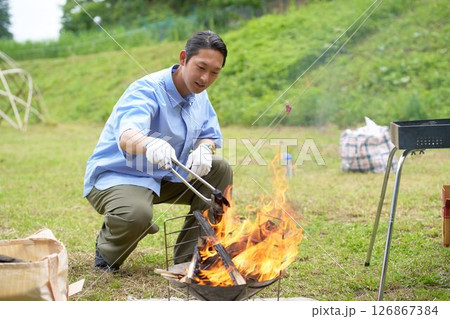 炎を操る、アウトドアの達人 炎を操る、アウトドアの達人 126867384
