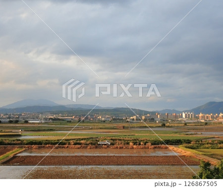 夕暮れの田園風景 夕暮れの田園風景 126867505