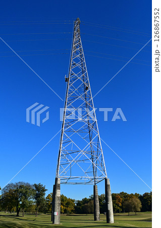 高い基礎の上に立つ送電塔 126867552