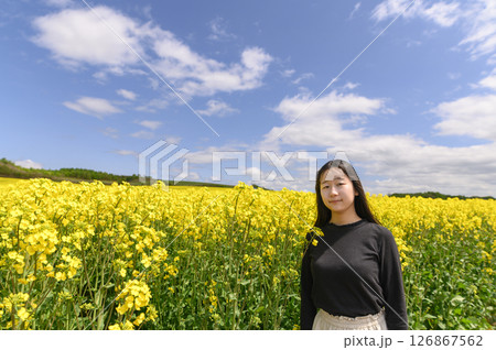 満開の菜の花畑を観光する女性 満開の菜の花畑を観光する女性 126867562