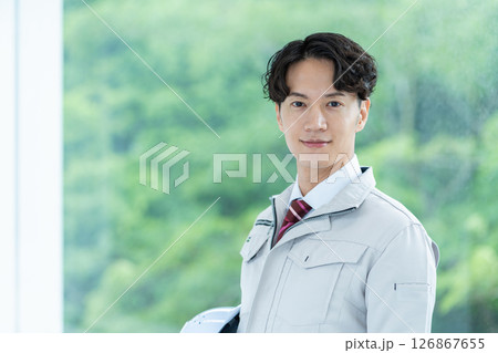 建築関係に勤める男性社員。 126867655