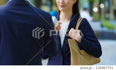 街頭インタビューを受ける女性 126867755