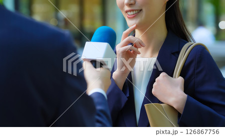 街頭インタビューを受ける女性 街頭インタビューを受ける女性 126867756