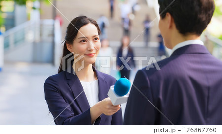 街頭インタビューをする女性レポーター 126867760