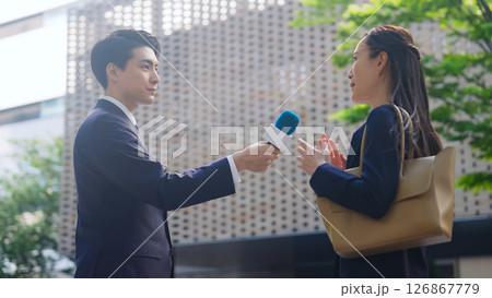 街頭インタビューする男性レポーター 126867779