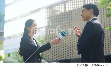 街頭インタビューする女性レポーター 街頭インタビューする女性レポーター 126867780