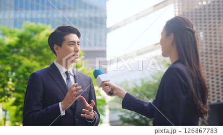 街頭インタビューを受ける男性ビジネスパーソン 126867783