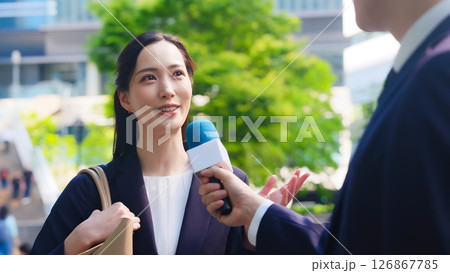 街頭インタビューを受ける女性ビジネスパーソン 126867785