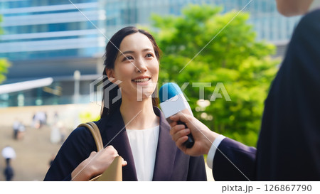 街頭インタビューを受ける女性ビジネスパーソン 126867790