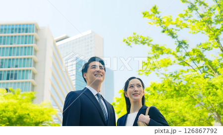 新緑の街に立つ男女ビジネスパーソン 126867792