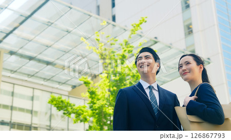 新緑の街に立つ男女ビジネスパーソン 126867793