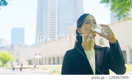 街で水を飲む女性ビジネスパーソン 街で水を飲む女性ビジネスパーソン 126867809