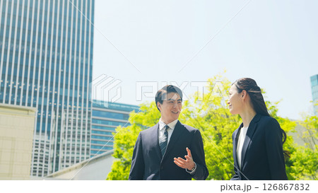 新緑の街を歩く男女ビジネスパーソン 126867832