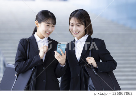 就活　スマホを見ている女性 126867862