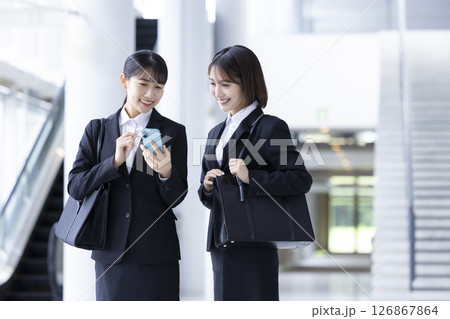 就活 スマホを見ている女性 就活 スマホを見ている女性 126867864