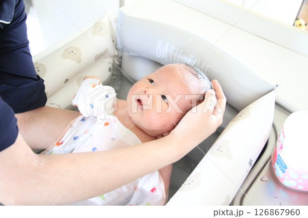 沐浴する赤ちゃん 沐浴する赤ちゃん 126867960