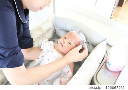 沐浴する赤ちゃん 沐浴する赤ちゃん 126867961