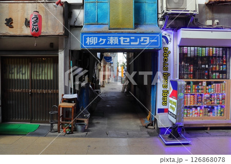 日本一シャッター率の高い柳ヶ瀬商店街（柳ケ瀬センター前） 126868078