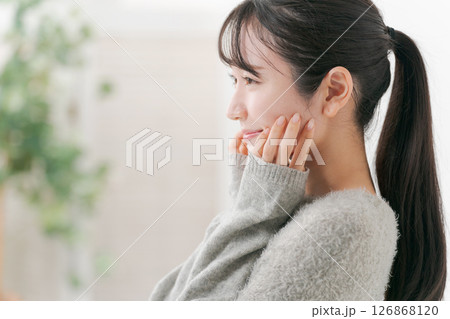 スキンケアをする女性の横顔 スキンケアをする女性の横顔 126868120