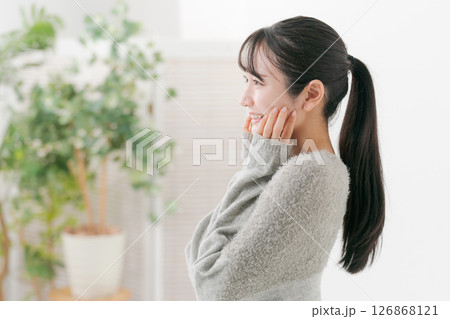 スキンケアをする女性の横顔 スキンケアをする女性の横顔 126868121
