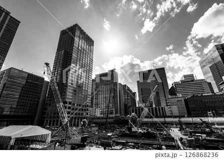 建設工事が続く東京大手町周辺 2025.04 b-6 モノクロ 建設工事が続く東京大手町周辺 2025.04 b-6 モノクロ 126868236