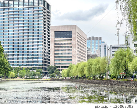竹橋合同ビル（写真中央。国際協力銀行、KKRホテル東京など） 126868392