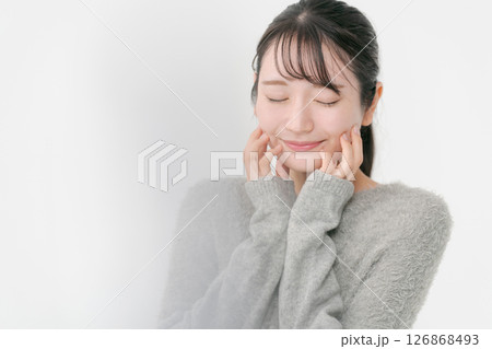肌の潤いを実感する女性 126868493