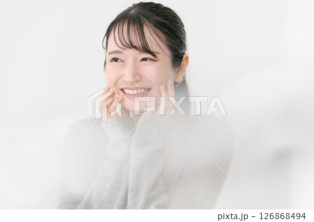 肌の潤いを実感する女性 肌の潤いを実感する女性 126868494