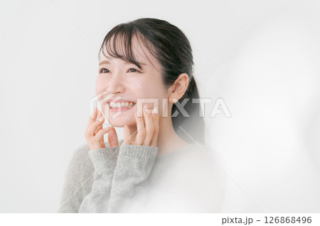 肌の潤いを実感する女性 126868496