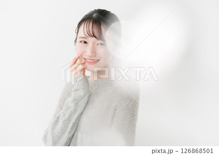 肌の潤いを実感する女性 126868501